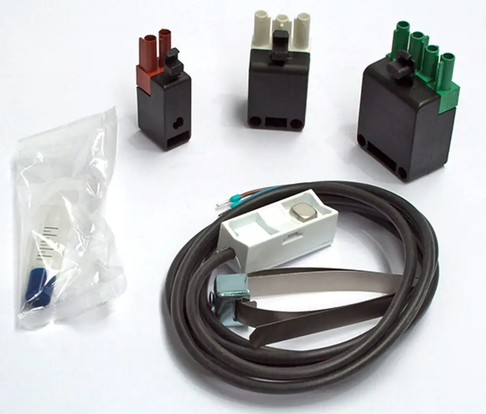Daikin Stecker-Set bestehend aus mehreren Kabelsteckern in verschiedenen Farben, Kunststoffteilen und einem Kabel mit Anschluss für Heizungsanwendung.